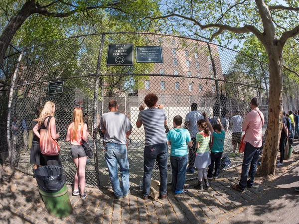 New York City Maja 2015 Osób Oglądających West 4Th Street — Zdjęcie stockowe