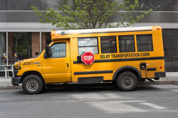 マンハッタンのダウンタウンにニューヨーク 2015 学校のバス ニューヨークでは 国の最大輸送科 — ストック写真