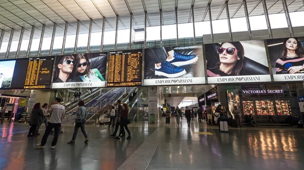 ローマ イタリア 2016 プラットフォームと以上 5000 万乗客毎年 ローマ テルミニ駅のテルミニ鉄道駅はヨーロッパで最大の鉄道駅の一つ — ストック写真