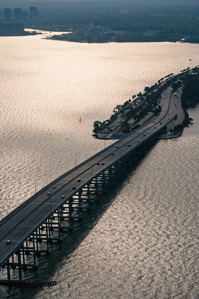 Αεροφωτογραφία Του Αυτοκινητόδρομου Γέφυρα Κατά Ηλιοβασίλεμα Στο Μαϊάμι Φλόριντα — Φωτογραφία Αρχείου