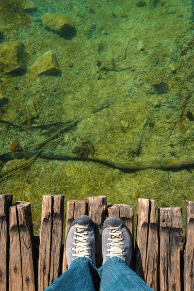 Sapatos Água Transparente Turquesa Dentro Parque Nacional Dos Lagos Plitvice — Fotografia de Stock