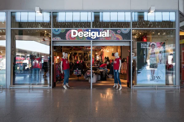 Venedig Italien Februar 2016 Desigual Schaufenster Desigual Ist Ein Hersteller — Stockfoto