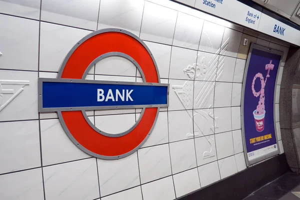 ロンドン イギリス 2015 銀行駅 地下システムは 270 ステーションを提供しています トラック は地下の 402 — ストック写真