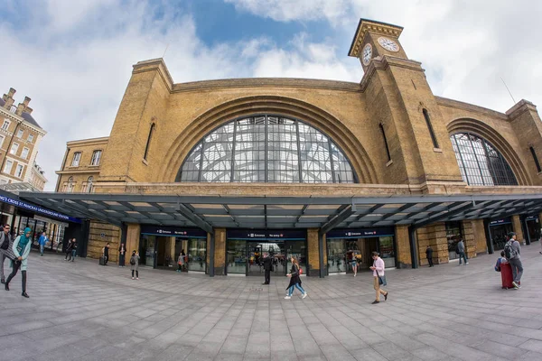 Londres Junio 2015 Gente Caminando Frente Estación King Cross Una —  Fotos de Stock