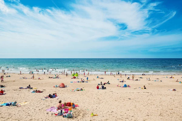 2014年8月7日 人们在海滩上放松 紫貂是法国的海滨度假胜地 位于法国布列塔尼的柯特斯装甲中 它创建于1921年 — 图库照片