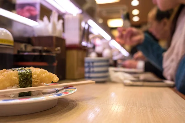 Pessoas Jantando Dentro Popular Restaurante Sushi Kyoto Japão Concentre Comida — Fotografia de Stock