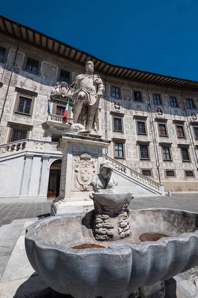 卡斯莫的雕像 托斯卡纳大公爵在意大利的比萨卡瓦列里广场 Scuola 师范学校 Superiore 大学大厦背景 — 图库照片