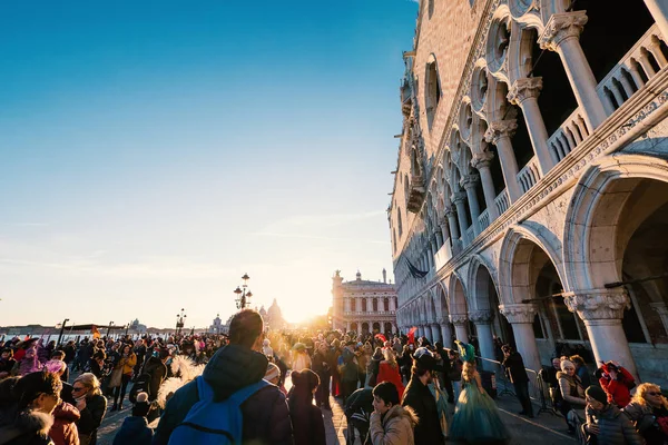 Venice Italië Februari 2016 Toeristen San Marco Plein Tijdens Carnaval — Stockfoto
