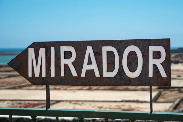 Mirador Panoramautsikt Skylt Med Salinas Janubi Bakgrunden Lanzarote Kanarieöarna Spanien — Stockfoto