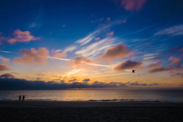 Silueta Personas Playa Sol Con Cielo Azul Océano Atlántico Fondo —  Fotos de Stock