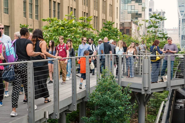 纽约市 2015年5月16日 人们在高线公园放松 高线是一个公园建在一条历史性的货运铁路线上 在西边的街道上高高举起 — 图库照片