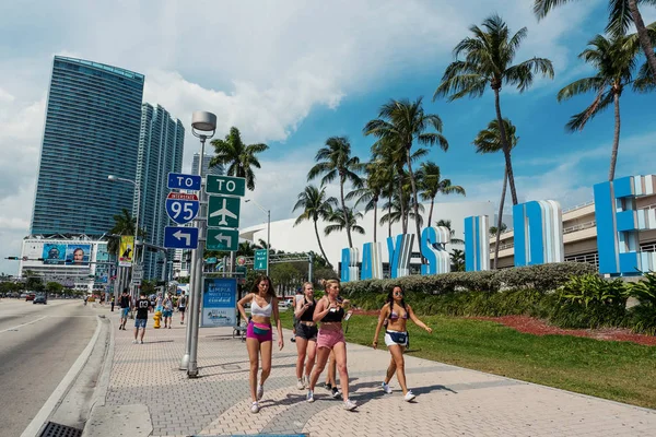 Miami Marzo 2016 Mujeres Jóvenes Caminando Por Calle Yendo Ultra —  Fotos de Stock