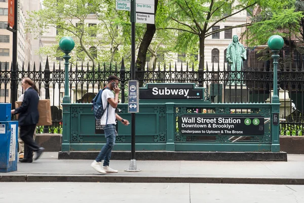 2015年5月12日 人们在墙上的圣地铁前大街上散步 纽约市地铁是世界上最古老 最广泛的公共运输系统之一 拥有468个车站 — 图库照片
