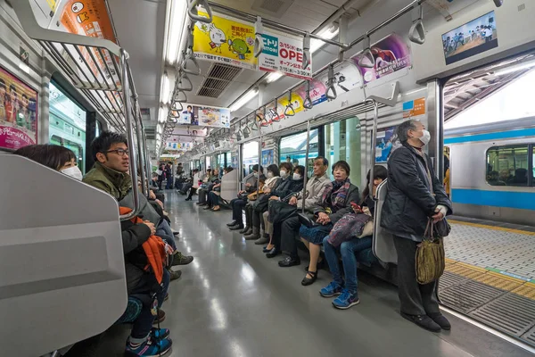 走行中の地下鉄のワゴンの中の東京 2017 — ストック写真