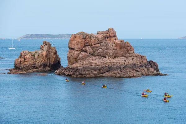 Ploumanach França Agosto 2014 Turistas Que Gostam Canoagem Perros Guirec — Fotografia de Stock