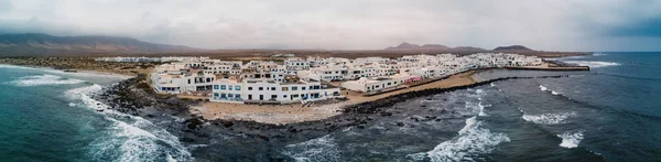 Caleta Famara Köyü Havadan Panoramik Görünümü Lanzarote Kanarya Adası — Stok fotoğraf