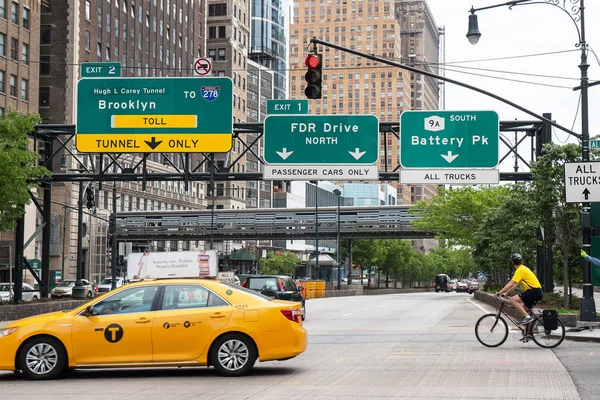 New York City May 2015 Traffic Downtown Manhattan Intersection — Stock Photo, Image
