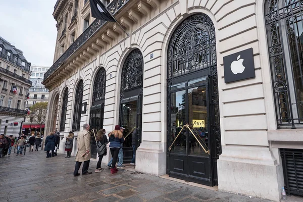 Париж Франция Circa November 2016 People Walking Front Apple Store — стоковое фото