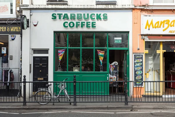 London United Kingdom June 2015 Starbucks Store Starbucks Largest Coffeehouse — Stock Photo, Image