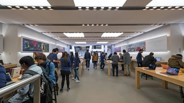 Tokyo Japan Circa Maart 2017 Klanten Binnen Apple Store Apple — Stockfoto