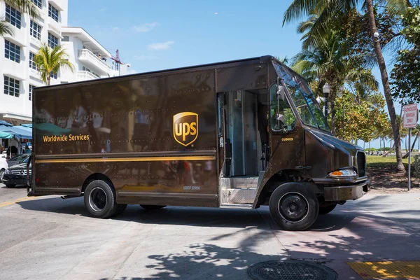 マイアミ アメリカ合衆国 2016 バンはサウスビーチでの Ups します Ups は世界最大のパッケージの運送会社の一つ — ストック写真