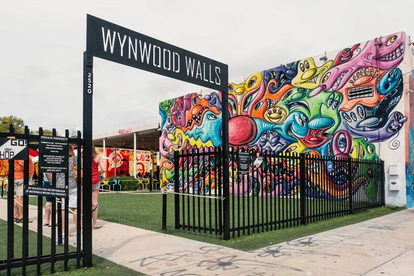 Miami Usa Maaliskuu 2016 Wynwood Wall Sisäänkäynti Joukko Taidekauppiaita Taiteilijoita — kuvapankkivalokuva