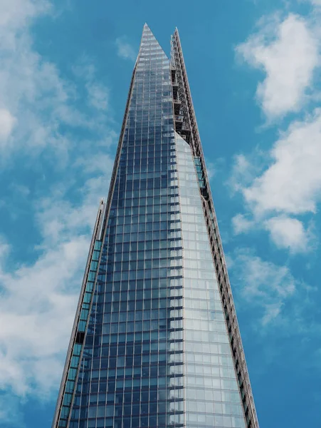 2015年6月 碎片大厦 该碎片建于 2012年 身高306米 是目前欧洲联盟最高的建筑 也是伦敦的一个新景点 — 图库照片