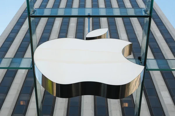 New York Mayıs 2015 Apple Logosu 5Th Avenue Deposunun Manhattan — Stok fotoğraf