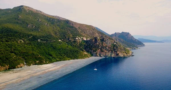 Corsica Fransa Için Yelkenli Tekne Katamaran Ile Nonza Plaj — Stok fotoğraf