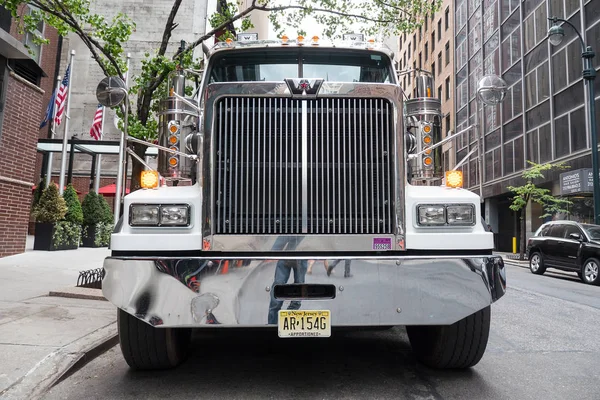 纽约市 2015年5月13日 西星怪物卡车的前视图停在纽约街 股票视频 — 图库照片