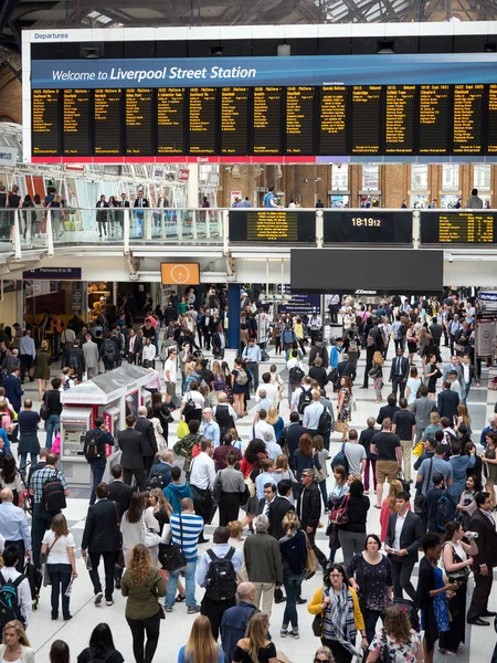 ロンドン イギリス 2015 リバプール ストリート駅の中通勤 地下システムは 270 ステーションを提供しています トラック は地下の — ストック写真