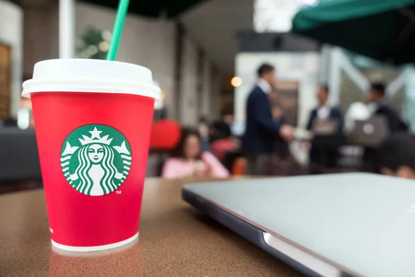 スターバックス コーヒー店舗内バンコク タイ王国 2015 ホット飲料カップ スターバックスは世界最大の喫茶店会社です — ストック写真