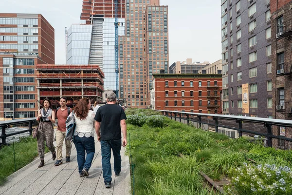 Νεα Υορκη Μαΐου 2015 Άνθρωποι Χαλαρώνουν Στο High Line Park — Φωτογραφία Αρχείου