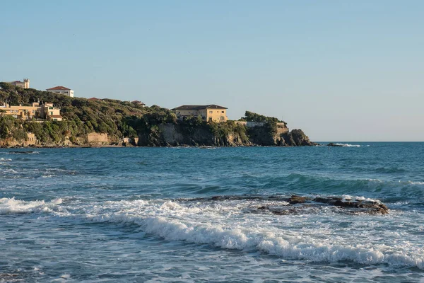 Castiglioncello 在悬崖岩石和海上日落 意大利的托斯卡纳 — 图库照片