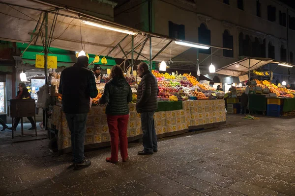 Venecia Italia Febrero 2016 Mercado Alimentos Calle Cannaregio Por Noche —  Fotos de Stock