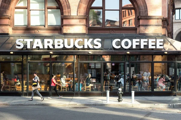 Nueva York City Mayo 2015 Tienda Starbucks Starbucks Compañía Cafeterías — Foto de Stock