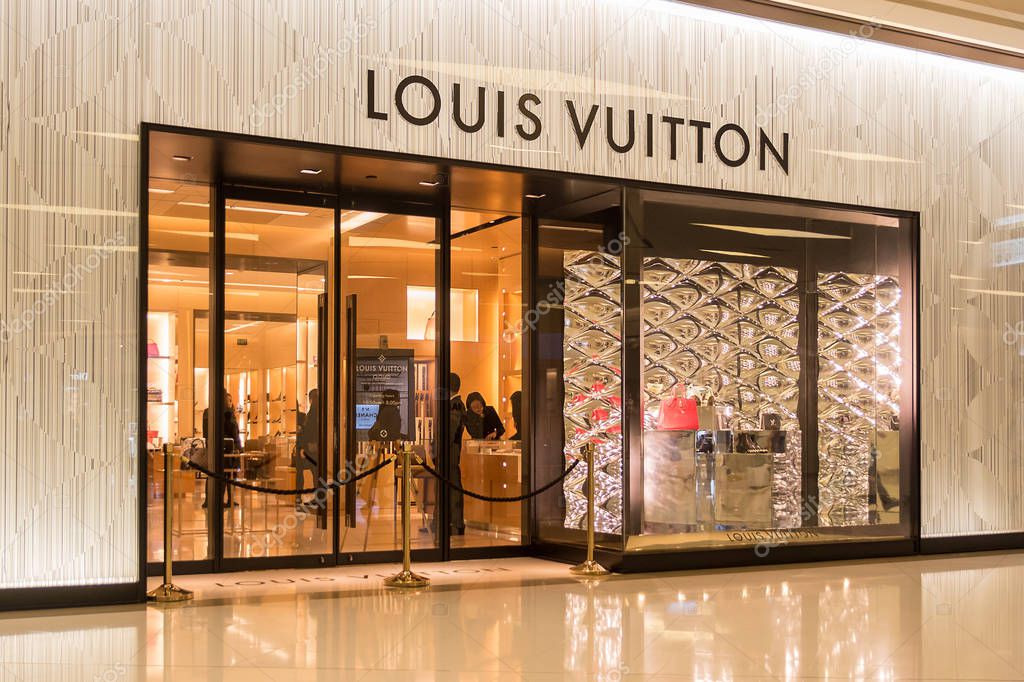 Asian Tourists Queue at Louis Vuitton Boutique, Bangkok, Thailand Editorial  Photo - Image of louis, goods: 134456846