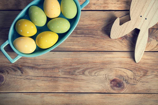 Fondo de Pascua con huevos de Pascua y conejito — Foto de Stock