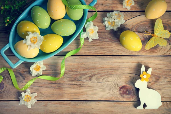 Sfondo pasquale con uova di Pasqua — Foto Stock