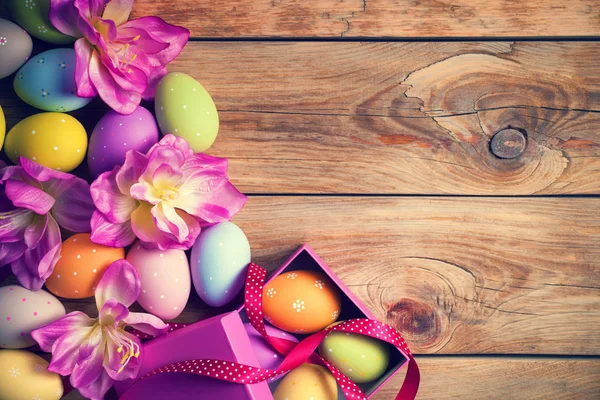 Sfondo pasquale con uova di Pasqua — Foto Stock