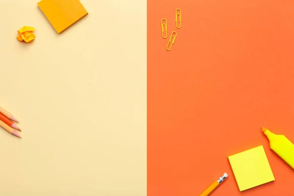 Bürozubehör auf gelbem und orangefarbenem Hintergrund — Stockfoto