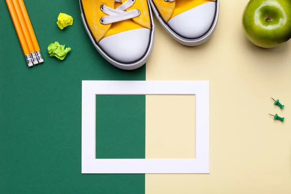 Аксессуары для школ на зеленом и желтом фоне — стоковое фото
