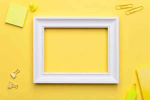 Ofis aksesuarları Sarı zemin üzerine beyaz çerçeve — Stok fotoğraf