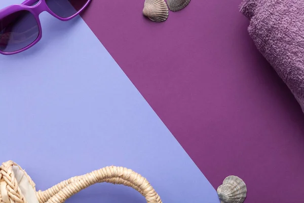 Accesorios de playa sobre fondo púrpura — Foto de Stock