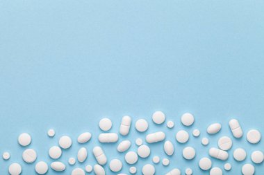 Mavi arka planda tıbbi ilaçlar 