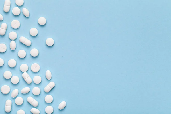 Pílulas médicas em fundo azul — Fotografia de Stock