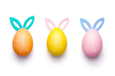 Paskalya yumurta beyaz arka plan üzerinde izole tavşan kulakları ile