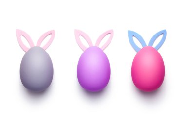 Paskalya yumurta beyaz arka plan üzerinde izole tavşan kulakları ile