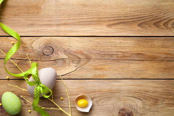 Пасхальный фон с пасхальными яйцами — стоковое фото