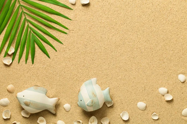 Summer Background with Green Palm Leaf, Fish and Shells — Stock Photo, Image